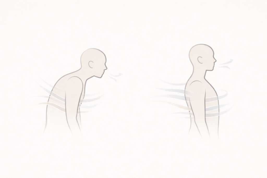 猫背姿勢と整った姿勢を並べた比較図